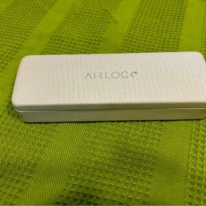 Airlock Silver Metallic Hard Clamshell Eyeglass Case-New-Great Protection.
